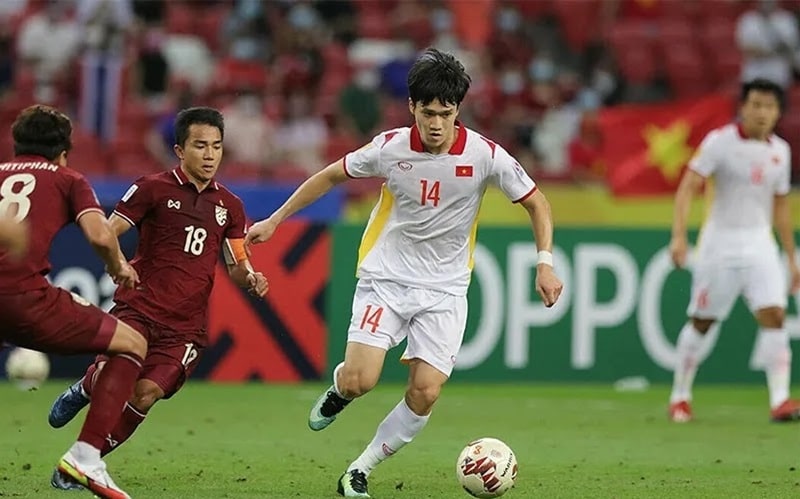 Nguyễn Hoàng Đức thi đấu trong màu áo đội tuyển Việt Nam tại AFF Cup