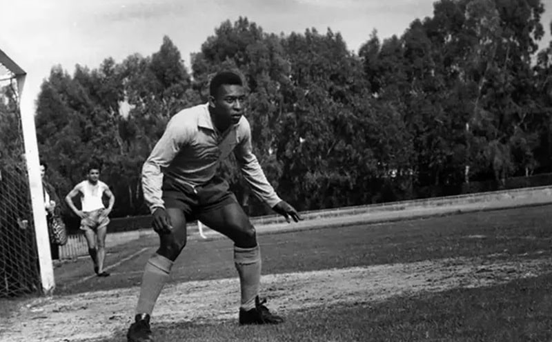 Pelé thời trẻ trong màu áo đội tuyển Brazil, biểu tượng của bóng đá thế giới