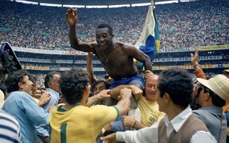 Pelé cùng đội tuyển Brazil nâng cúp World Cup 1970, đánh dấu kỳ World Cup thứ ba trong sự nghiệp