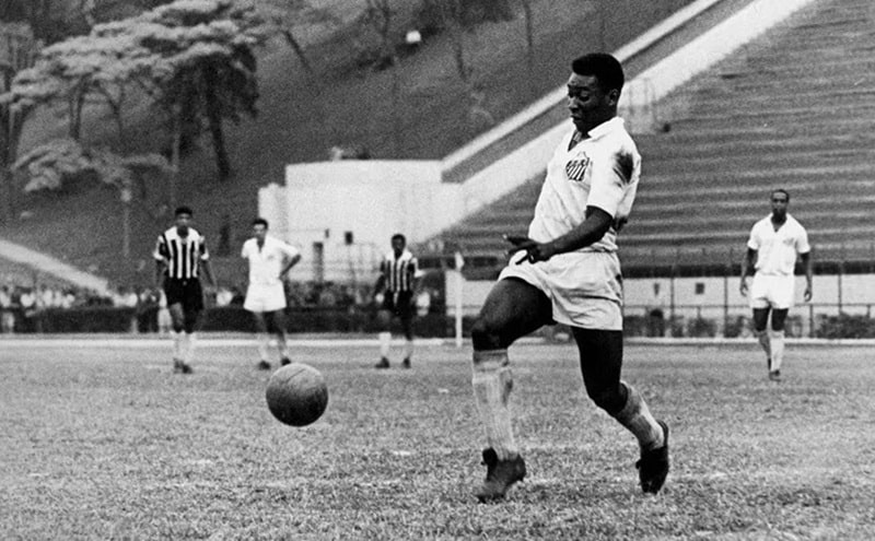 Pelé trong một hoạt động từ thiện, truyền cảm hứng vượt ra ngoài sân cỏ