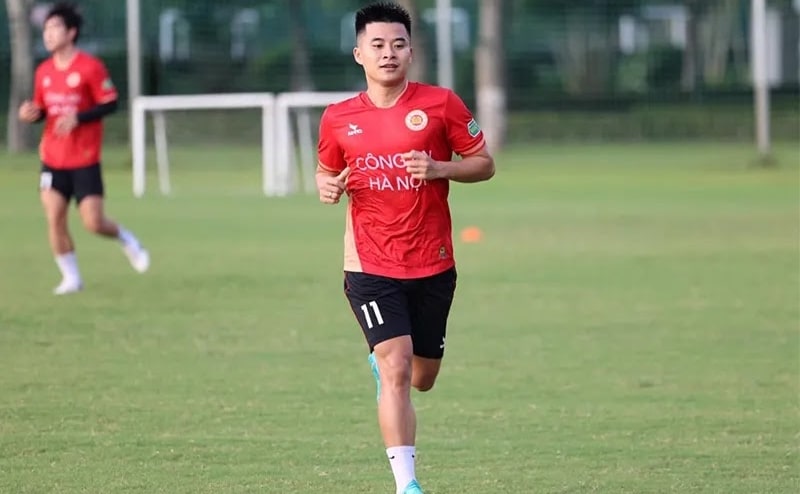 Lê Phạm Thành Long trong màu áo Công an Hà Nội tại V-League